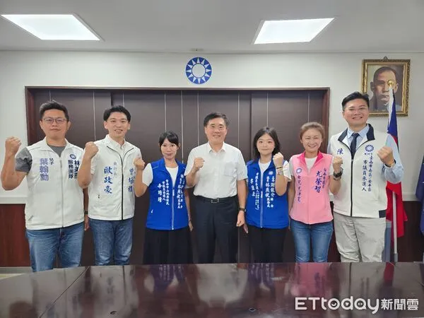 ▲郝龍斌拜會台南市議會國民黨團，與議員及青年參選人餐敘交流。（記者林東良翻攝，下同）