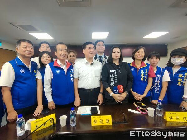 ▲郝龍斌拜會台南市議會國民黨團，與議員及青年參選人餐敘交流。（記者林東良翻攝，下同）