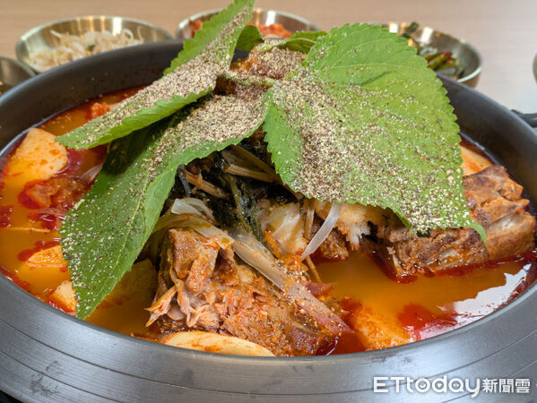 ▲韓式馬鈴薯排骨火鍋插旗台中　明後天前60組全桌半價招待。（圖／記者黃士原攝）