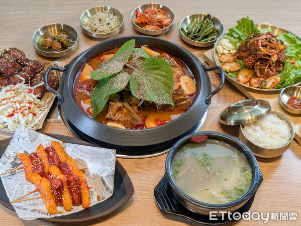 ▲韓式馬鈴薯排骨火鍋插旗台中　明後天前60組全桌半價招待。（圖／記者黃士原攝）