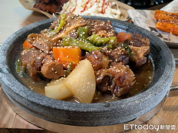 ▲韓式馬鈴薯排骨火鍋插旗台中　明後天前60組全桌半價招待。（圖／記者黃士原攝）