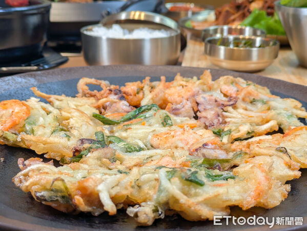 ▲韓式馬鈴薯排骨火鍋插旗台中　明後天前60組全桌半價招待。（圖／記者黃士原攝）