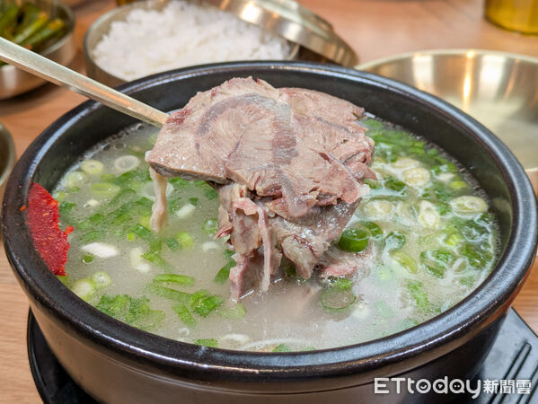 ▲韓式馬鈴薯排骨火鍋插旗台中　明後天前60組全桌半價招待。（圖／記者黃士原攝）