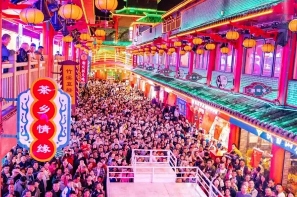 ▲▼湖北十一長假人龍。（圖／翻攝自微博）