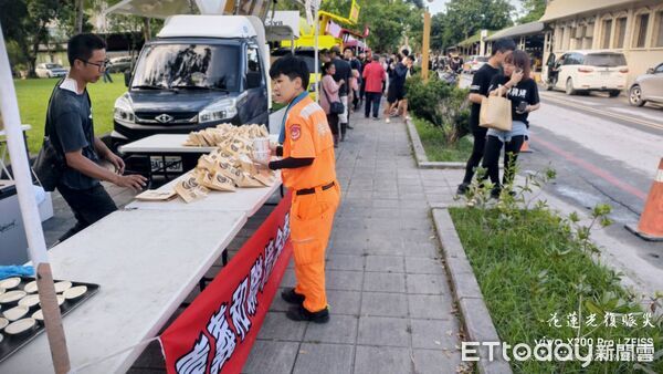 ▲▼    雲林營造公司送愛花蓮　聘嘉義麵包餐車災區發放3000份餐點  。（圖／記者翁伊森翻攝）