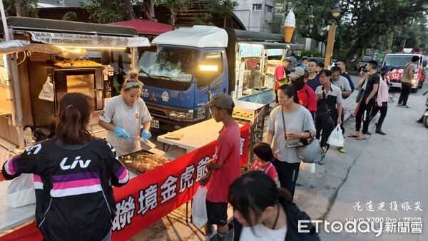 ▲▼    雲林營造公司送愛花蓮　聘嘉義麵包餐車災區發放3000份餐點  。（圖／記者翁伊森翻攝）