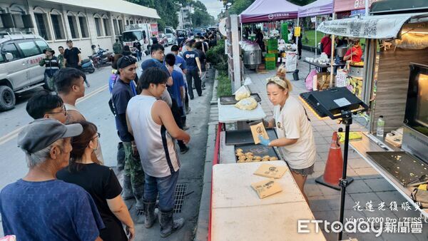 ▲▼    雲林營造公司送愛花蓮　聘嘉義麵包餐車災區發放3000份餐點  。（圖／記者翁伊森翻攝）