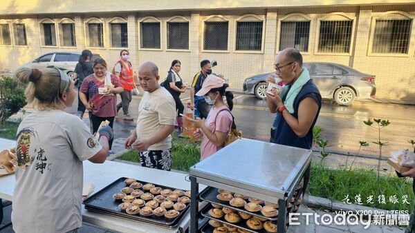 ▲▼    雲林營造公司送愛花蓮　聘嘉義麵包餐車災區發放3000份餐點  。（圖／記者翁伊森翻攝）
