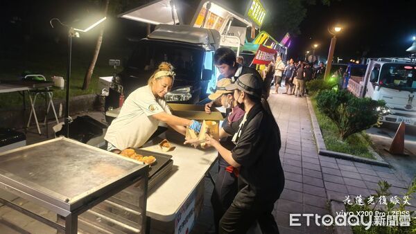 ▲▼    雲林營造公司送愛花蓮　聘嘉義麵包餐車災區發放3000份餐點  。（圖／記者翁伊森翻攝）