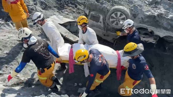 ▲▼花蓮光復水災第19具遺體尋獲，怪手挖到砂石場老闆娘轎車，車內遺體脫困。（圖／地方中心翻攝）