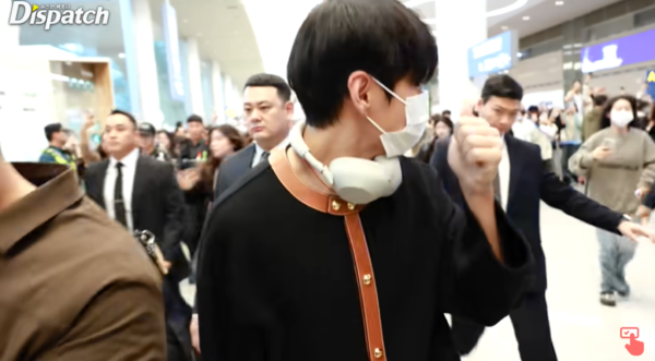 ▲▼BTS V才誇粉絲秩序好　秒被包圍「good取消」。（圖／翻攝自YouTube／Dispatch / 디스패치）