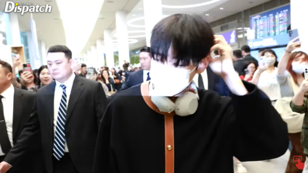 ▲▼BTS V才誇粉絲秩序好　秒被包圍「good取消」。（圖／翻攝自YouTube／Dispatch / 디스패치）