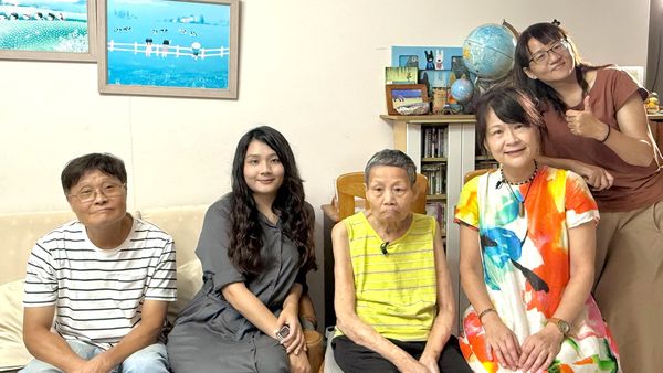 ▲▼羅思容（右1）親切地與受訪家庭中的高齡長者互動。（圖／公視提供）