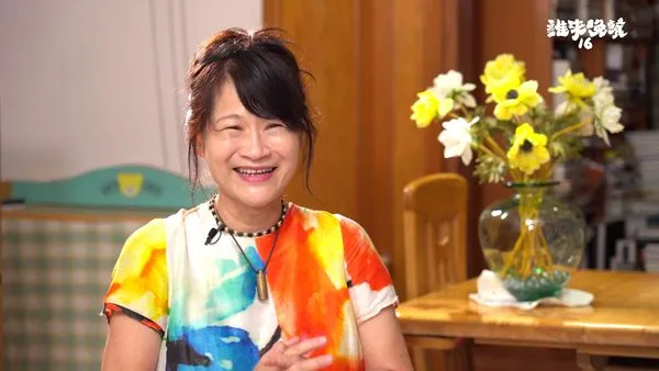 ▲▼羅思容（右1）親切地與受訪家庭中的高齡長者互動。（圖／公視提供）