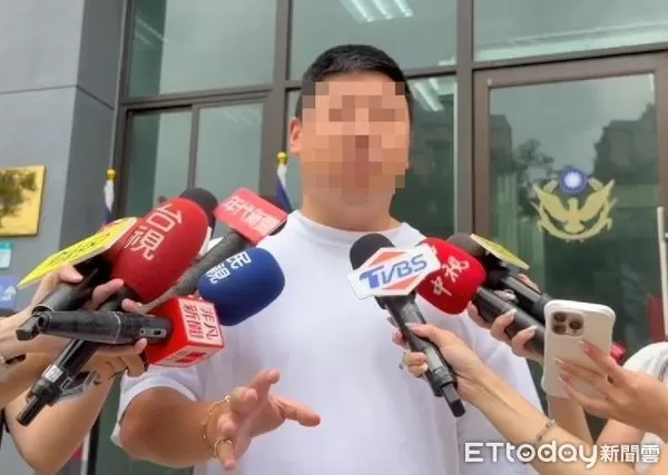 ▲知名YouTuber率5家長前往警局提告，說明確切狀況。（圖／記者陸運陞翻攝）