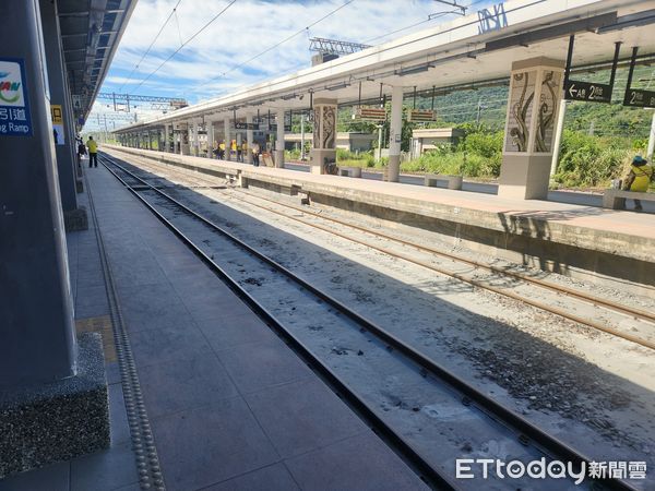 ▲▼馬太鞍堰塞湖退水後的沉落效應，未及時處理將發生軌道下陷狀況。（圖／Facebook/台鐵公物聯合會）