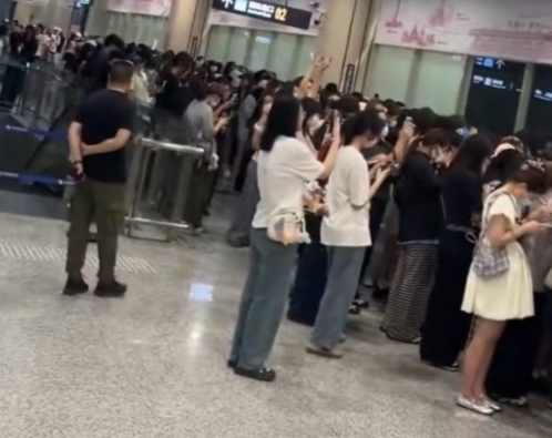▲▼崔秀彬、章昊抵達無錫機場，陸私生如喪屍進城畫面曝。（圖／翻攝自微博）