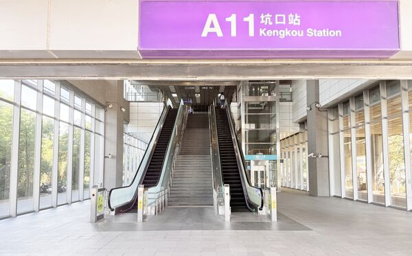 ▲機場捷運A11坑口站今天上午傳出旅客在月台吸菸與嚼檳榔，站務員勸導時還遭攻擊。（圖／桃捷公司提供）