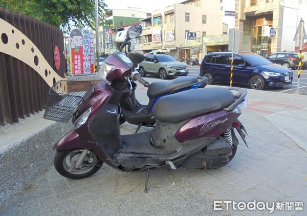 ▲台南新營區中正路、安和街口發生預拌混凝土車與機車車禍，女騎士受傷送醫。（記者林東良翻攝，下同）