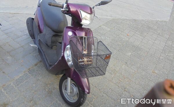 ▲台南新營區中正路、安和街口發生預拌混凝土車與機車車禍，女騎士受傷送醫。（記者林東良翻攝，下同）