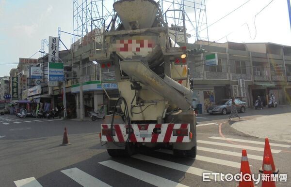 ▲台南新營區中正路、安和街口發生預拌混凝土車與機車車禍，女騎士受傷送醫。（記者林東良翻攝，下同）