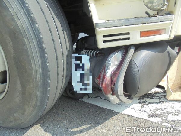 ▲台南新營區中正路、安和街口發生預拌混凝土車與機車車禍，女騎士受傷送醫。（記者林東良翻攝，下同）