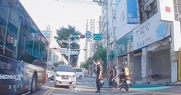 ▲桃園市鬧區今天上學尖峰時段，一輛學生專車突然拋錨，桃園警分局員警發現後立即調撥車道協助。（圖／桃園警方提供）