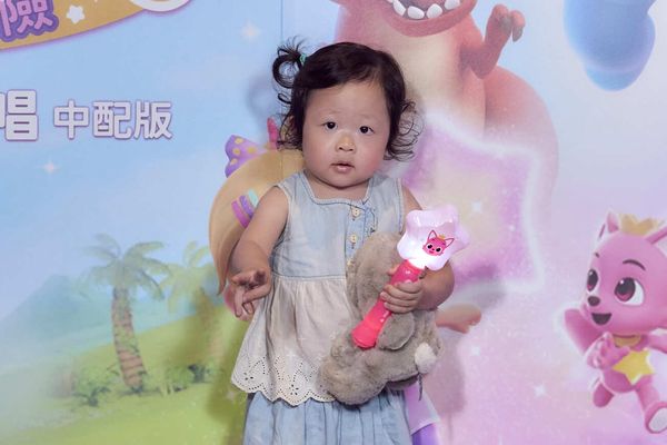 ▲趙小僑和劉亮佐夫婦帶著典典寶寶、以及在社群爆紅的湘荷妹妹，一起看《碰碰狐和貝貝彬歡唱電影：奇幻世界大冒險》。（圖／甲上提供）