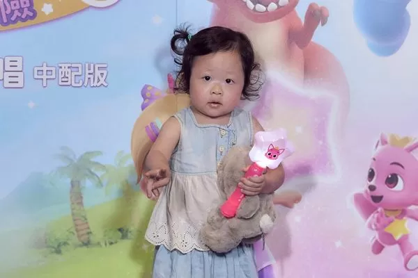 ▲趙小僑和劉亮佐夫婦帶著典典寶寶、以及在社群爆紅的湘荷妹妹，一起看《碰碰狐和貝貝彬歡唱電影：奇幻世界大冒險》。（圖／甲上提供）