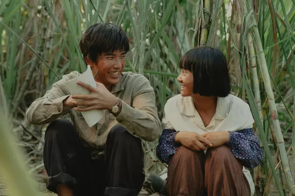 ▲方郁婷（左）與曾敬驊（右）在電影《大濛》飾演兄妹，詮釋50年代的農村孩子。（圖／華文創提供）