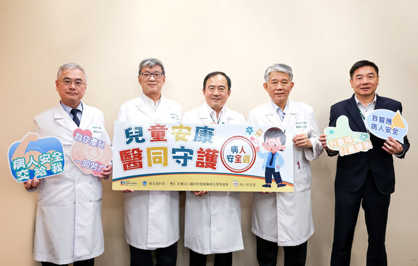 ▲▼國泰綜合醫院簡志誠院長(中)與4位副院長一起響應病安週活動。（圖／國泰醫院提供）
