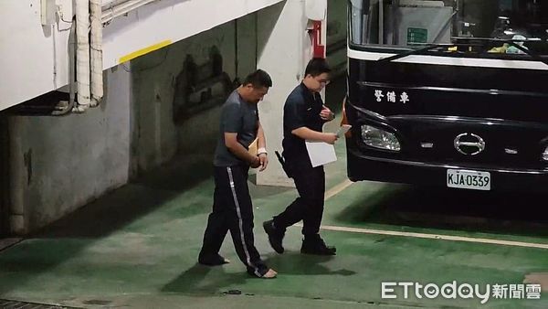 ▲▼北市萬華毒品交易糾紛鬥毆命案，涉持刀行兇的李睿騰（深色上衣）與同夥陳炳男（淺上衣、頭貼紗布），經檢方複訊後聲押禁見獲准，陳男的林姓女友（林欣儀）被請回。（圖／記者黃哲民攝）