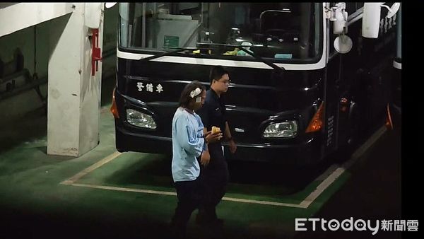 ▲▼北市萬華毒品交易糾紛鬥毆命案，涉持刀行兇的李睿騰（深色上衣）與同夥陳炳男（淺上衣、頭貼紗布），經檢方複訊後聲押禁見獲准，陳男的林姓女友（林欣儀）被請回。（圖／記者黃哲民攝）