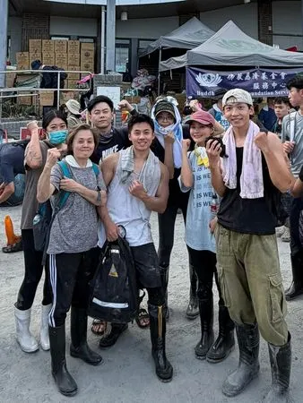 ▲雲朵姊姊(右二)與朋水一起到花蓮當志工。（圖／伊林提供）