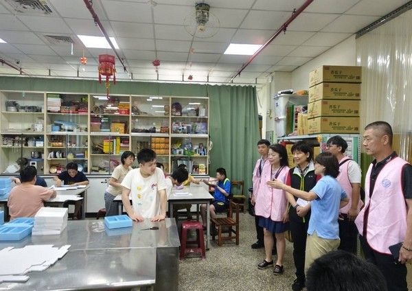 ▲台電桃園區營業處秋節送愛