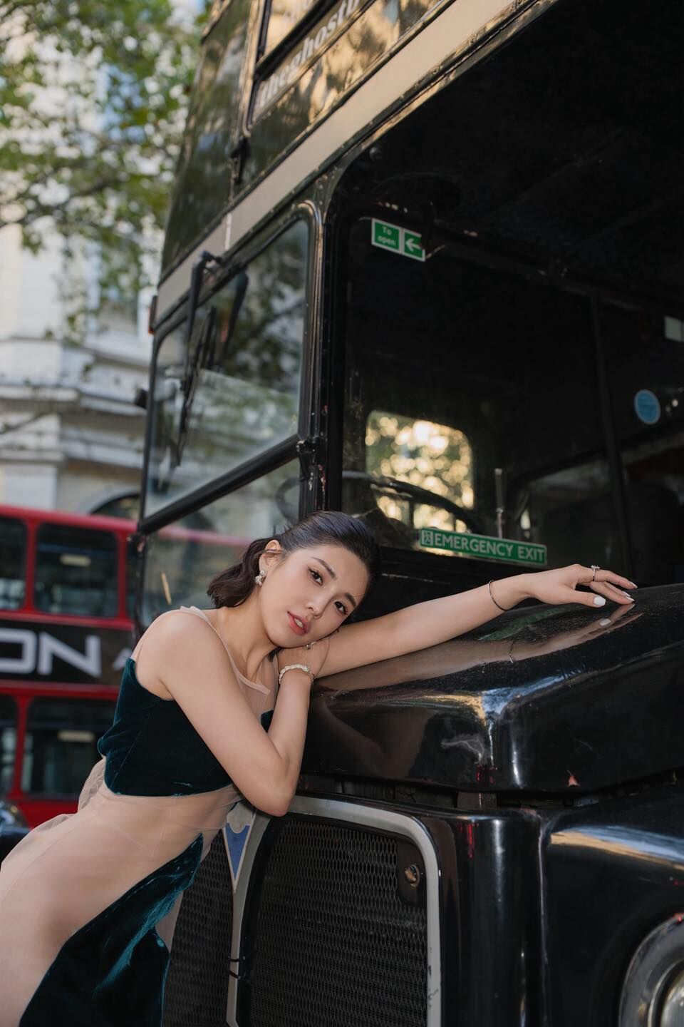 ▲▼壯壯透視裝一轉側身辣爆！S曲線網驚呼：簡直要人命。（圖／翻攝自臉書／壯壯）