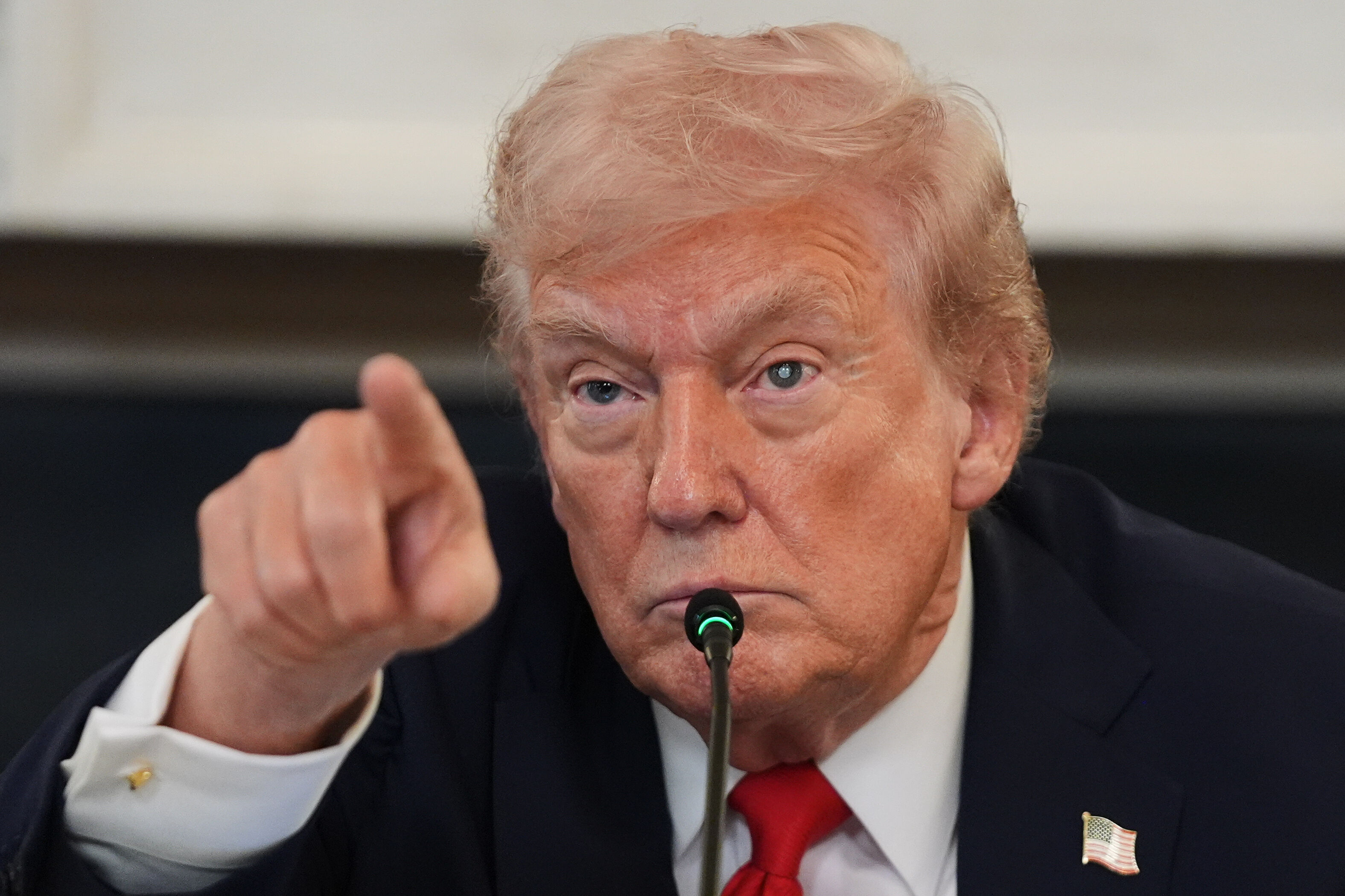 ▲▼美國總統川普8日在白宮宴會廳舉行的「反法西斯」圓桌會議上發表談話。（圖／達志影像／美聯社）