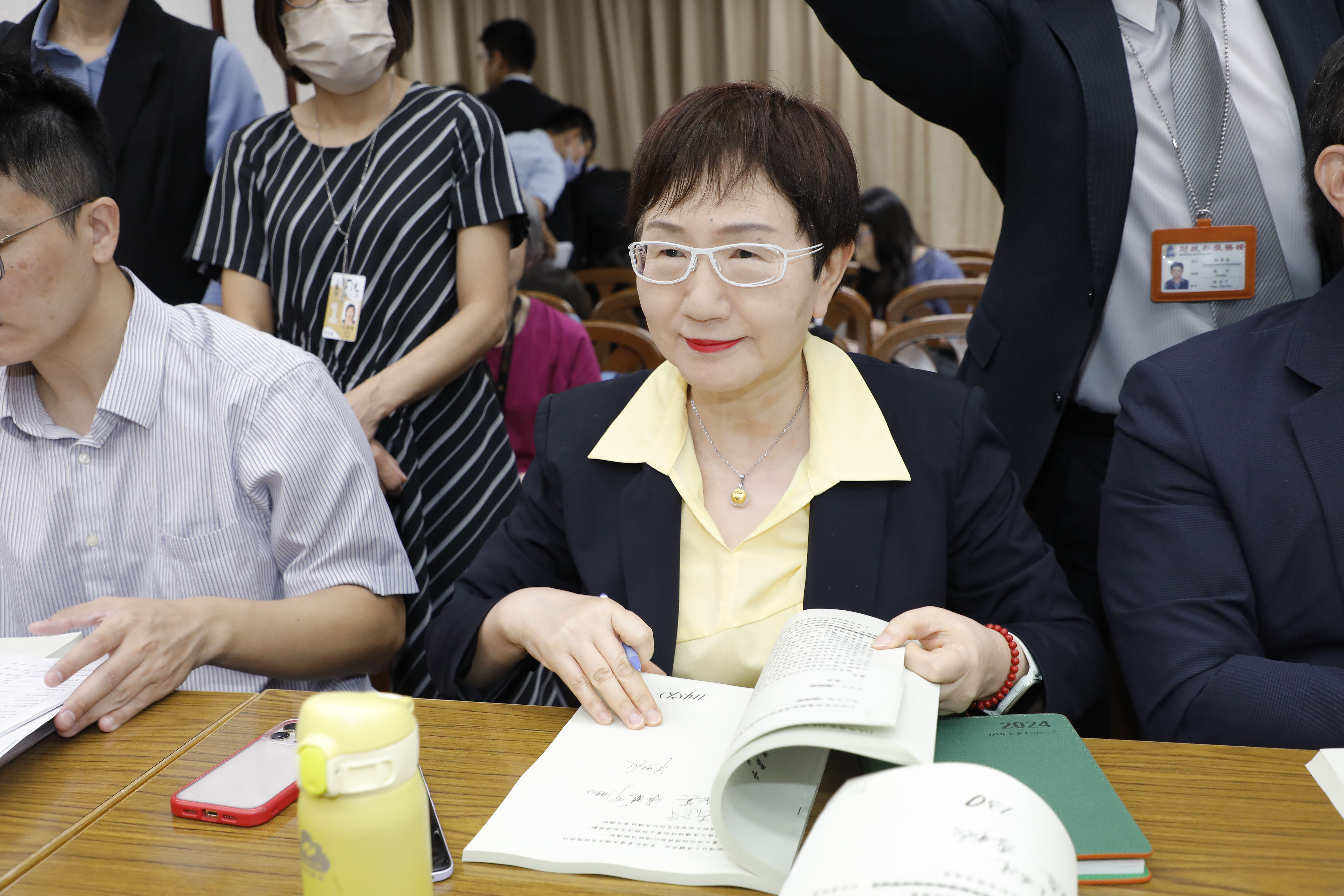 ▲▼財委會聯席會審查攸關普發1萬元的追加預算案，會議進行前主計長陳淑姿、農業部長陳駿季、國防部長顧立雄、財政部長莊翠雲、教育部長鄭英耀、衛福部長石崇良、經濟部長龔明鑫陸續到場。（圖／記者湯興漢攝）