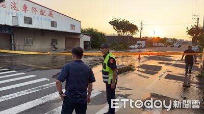 地面「冒泡泡」疑瓦斯外洩! 警消火速封路警戒查出水管爆裂
