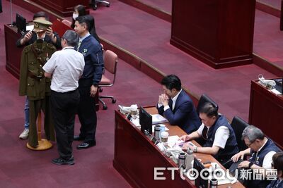 綠議員送蔣萬安「蔣中正同款」軍裝 批強拆公館圓環搞獨裁