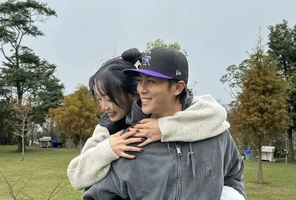 呂詠臻經常在社群網站上分享與女友蘿拉的互動。（翻攝自呂詠臻IG）