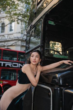 ▲▼壯壯透視裝一轉側身辣爆！S曲線網驚呼：簡直要人命。（圖／翻攝自臉書／壯壯）