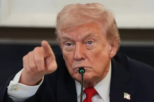 ▲▼美國總統川普8日在白宮宴會廳舉行的「反法西斯」圓桌會議上發表談話。（圖／達志影像／美聯社）