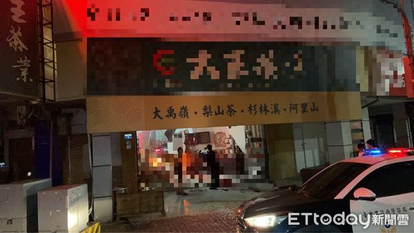 ▲▼台中自小客凌晨撞進茶葉行，母子1死1傷。（圖／記者許權毅翻攝）