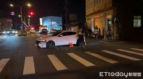 ▲15歲陳姓少年騎電動車疑似闖紅燈，攔腰撞上轎車後，少年大腿骨折送醫。（圖／記者楊永盛翻攝）