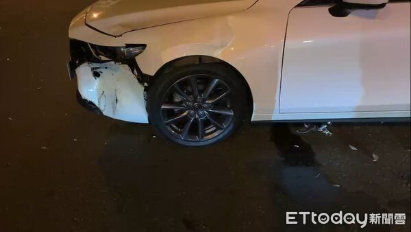 ▲15歲陳姓少年騎電動車疑似闖紅燈，攔腰撞上轎車後，少年大腿骨折送醫。（圖／記者楊永盛翻攝）