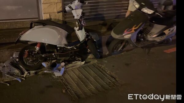 ▲15歲陳姓少年騎電動車疑似闖紅燈，攔腰撞上轎車後，少年大腿骨折送醫。（圖／記者楊永盛翻攝）