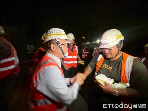 ▲▼馬太鞍溪橋便道搶通工程進度超前，交部政次陳彥伯夜奔工地感謝搶修英雄。（圖／公路局提供）