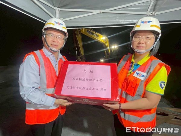 ▲▼馬太鞍溪橋便道搶通工程進度超前，交部政次陳彥伯夜奔工地感謝搶修英雄。（圖／公路局提供）