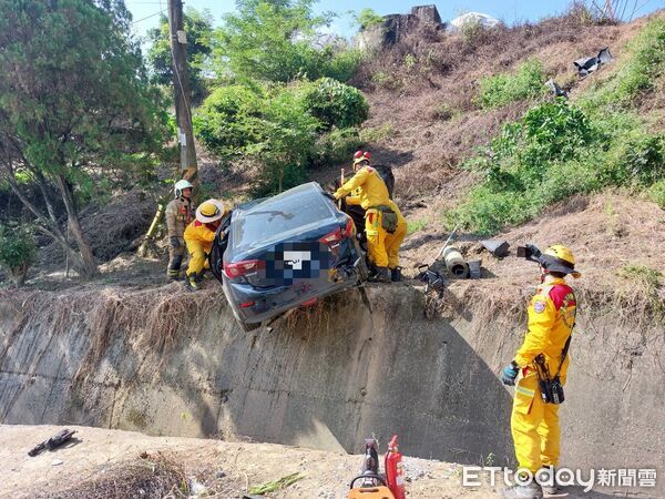 ▲有人將肇事少年蘇男照片黑白影印張貼街頭，內容指控「撞死人不知悔改」。（圖／翻攝自Threads @shen11_.12）